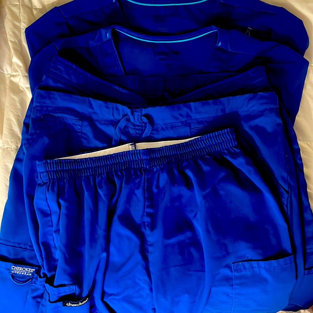 Blue scrubs very good condition.size small. SELLING AS A SET